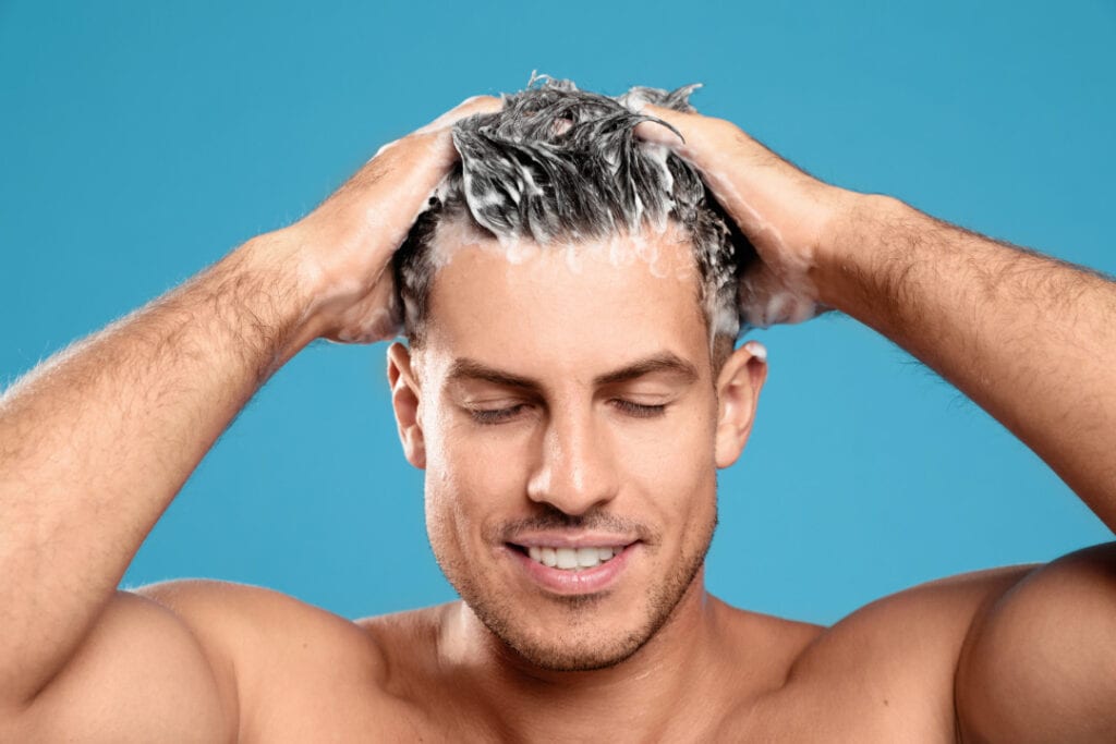حداقل هر سه روز یکبار شامپو بزنید