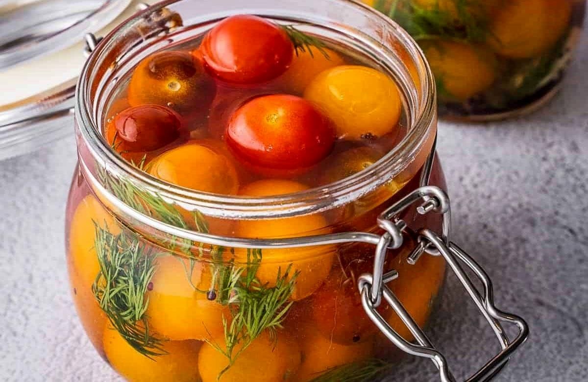 طرز تهیه ترشی گوجه گیلاسی؛ یک چاشنی فوقالعاده خوشمزه