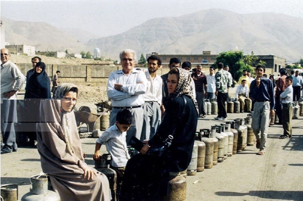 (تصاویر) سفر به ایران قدیم؛ سقوط هواپیمای مسافربری اصفهان، صف کپسول گاز، ناو سهراب و عمورضا هادی