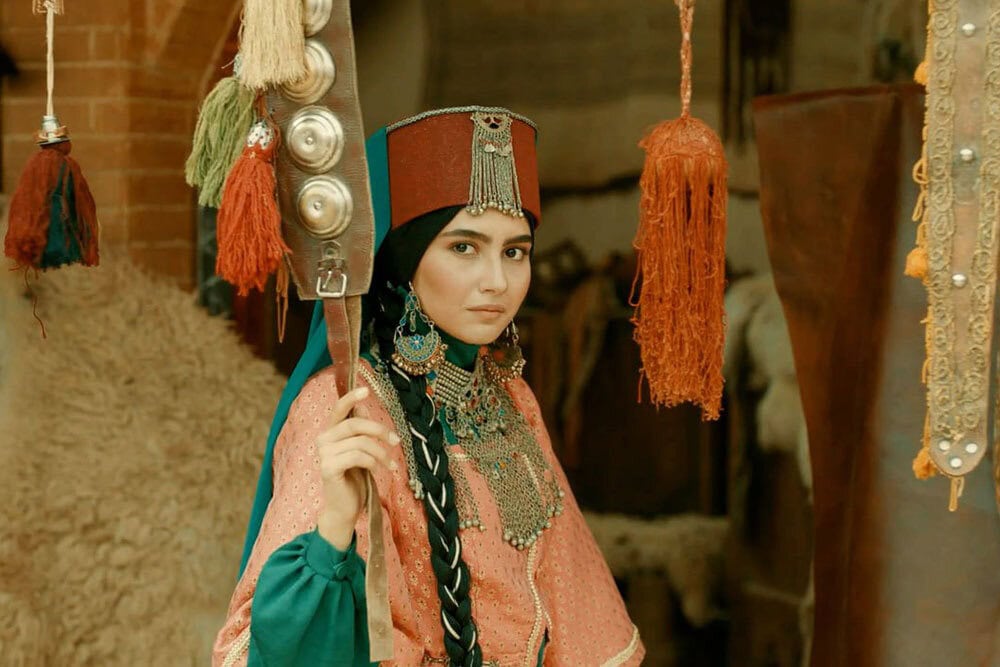 بیوگرافی مهرنوش حسینی 1