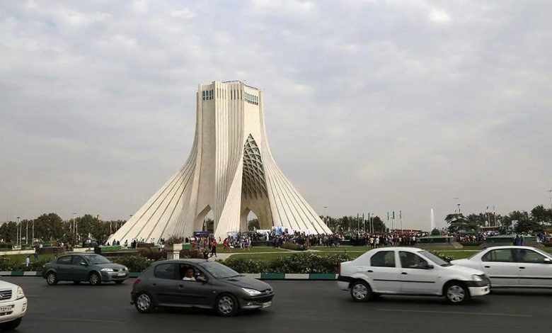 (عکس) تهران قدیم؛ نمایی هوایی از «میدان آزادی» و زمین های اطراف اش؛ سال 53