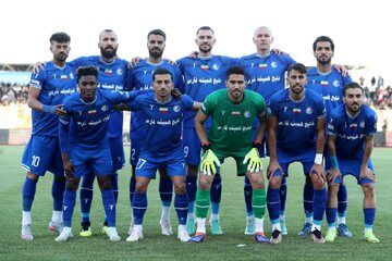 ( عکس) عاشقانههای ستاره استقلال و همسرش در برف تهران