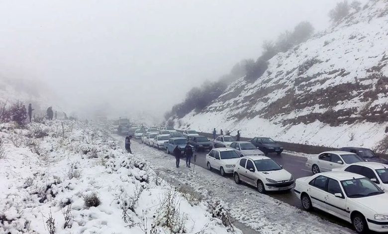 (عکس) ایران قدیم؛ «بی ام و، فورد، پیکان و یک اتوبوس در جاده هراز»؛ دهه 50