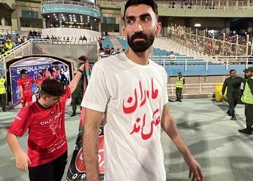 عکس؛ ژست عجیب بیرانوند و شجاع خلیلزاده با جام قهرمانی در هواپیما