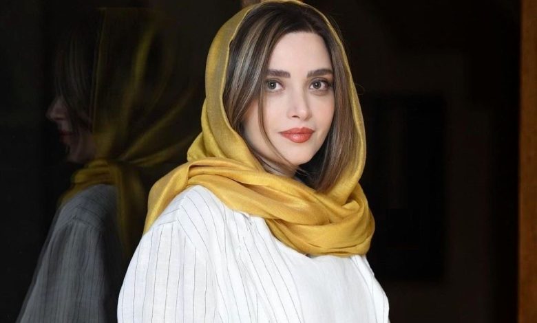 عکس؛ بهنوش طباطبایی بازیگر در تولد ۴۴ سالگی همراه با پدر و مادر