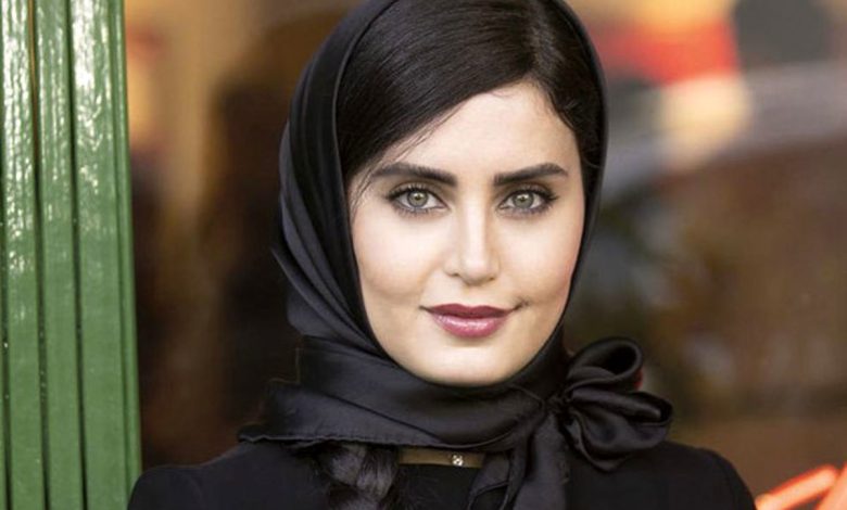 تیپ متفاوت و کمتر دیده شده از الناز شاکردوست در یک کافه!