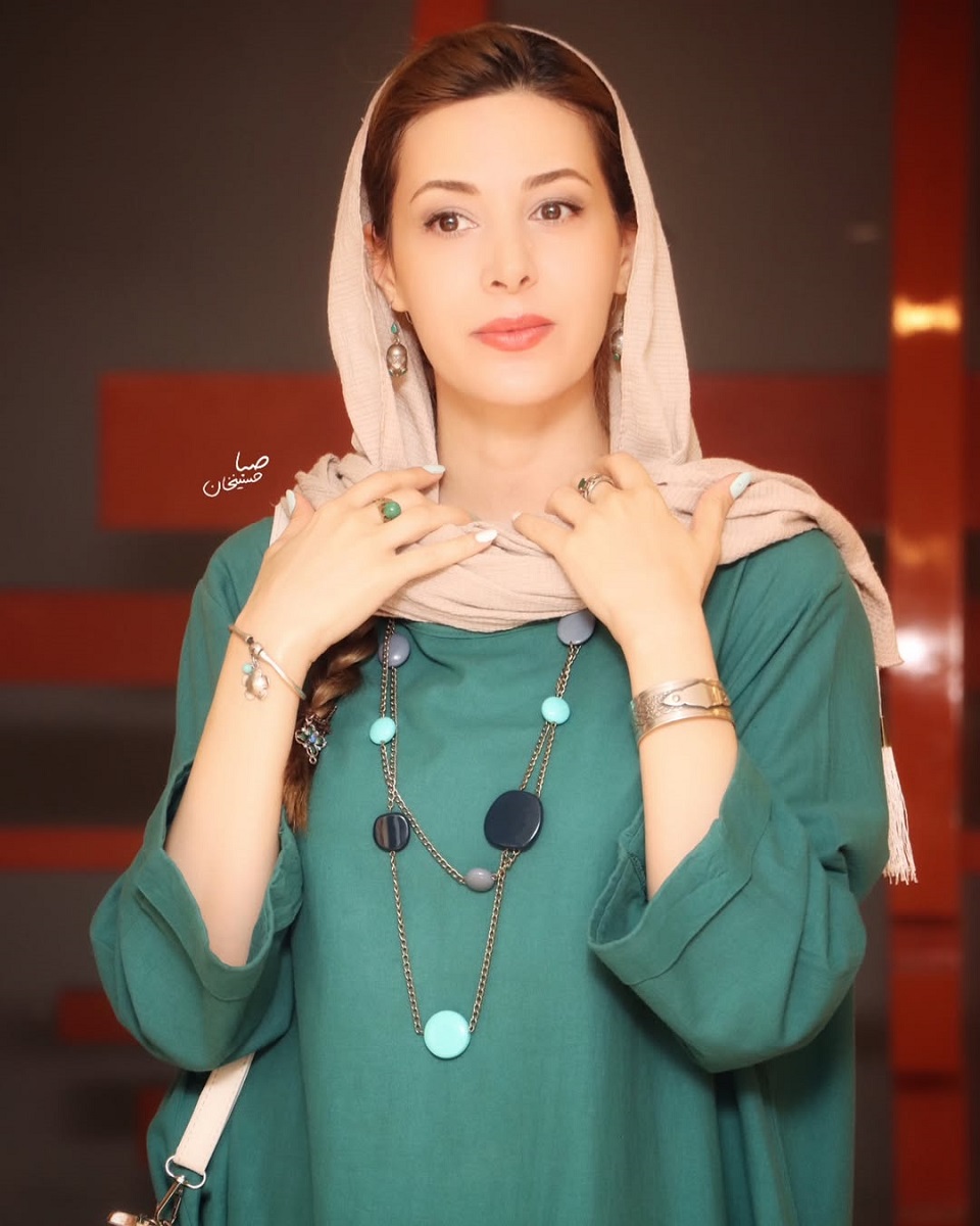 سوگل قلاتیان در مراسم تجلیل از گلاب آدینه 1